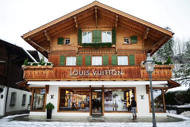 Louis Vuitton Opens Ski-Thru Boutique In Swiss Resort  Louis vuitton  store, Louis vuitton presents, Louis vuitton